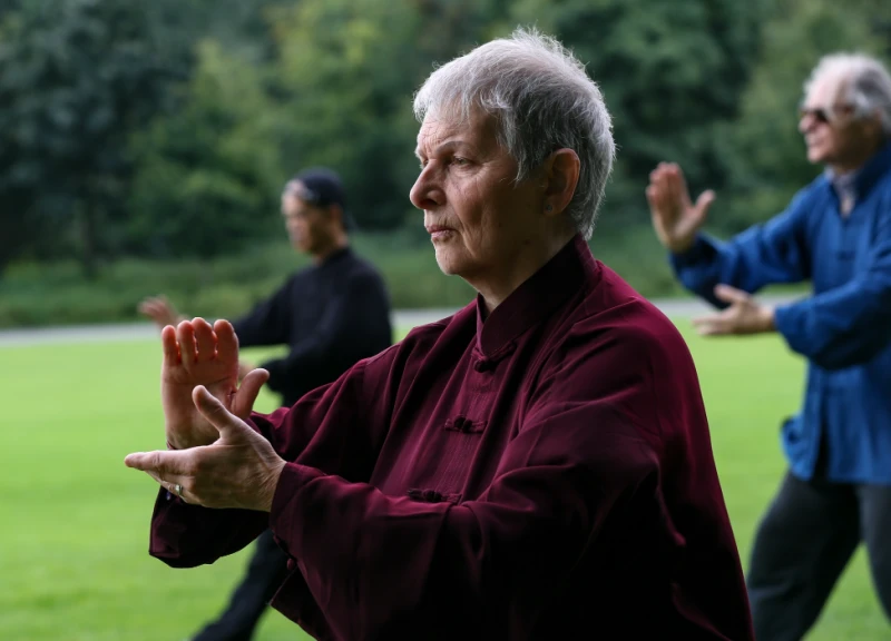 A simple teaching illustration of the standing qigong posture and breath path
