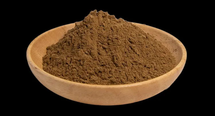 Eine Schale Ashwagandha-Wurzelpulver